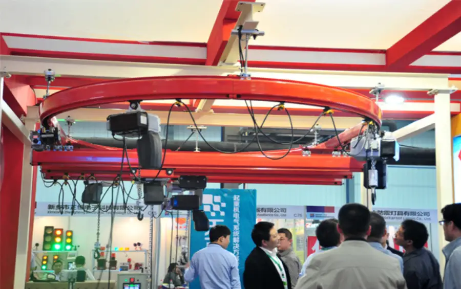 light-duty workstation crane at industry exhibition.webp