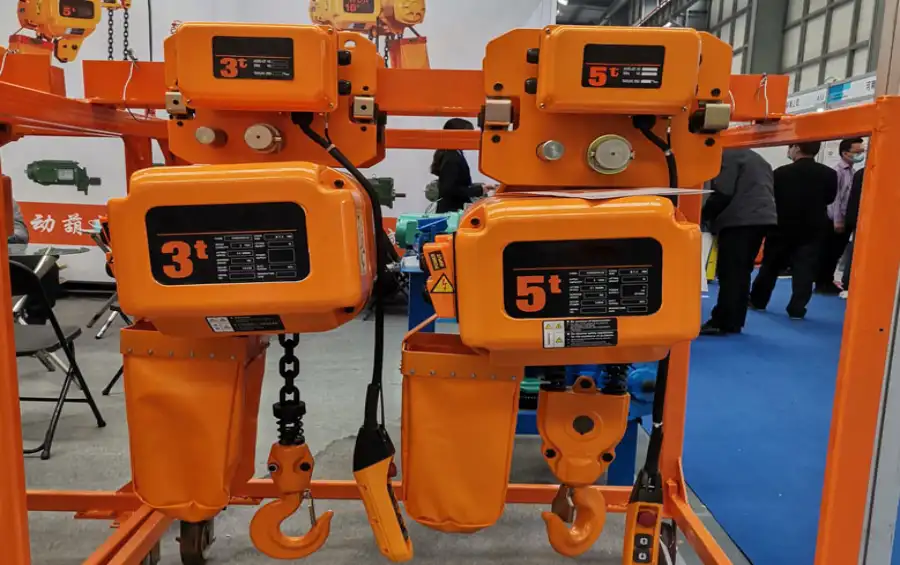 WeiHua electric chain hoists on cranes exhibition.webp WeiHua electric chain hoists on cranes exhibition.webp