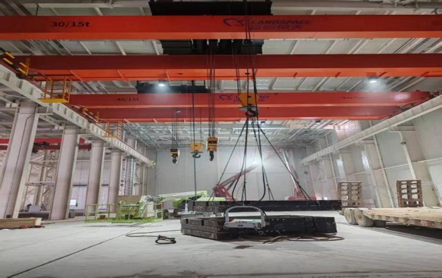 High-capacity double girder overhead crane for heavy-duty lifting.webp